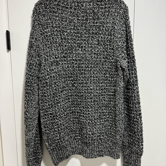 Cozy Black and Gray Crewneck Sweater with Chunky Knit - Picture 2 of 3